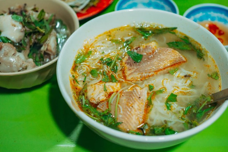Tô bánh canh cá lóc với sợi bánh dày và hành