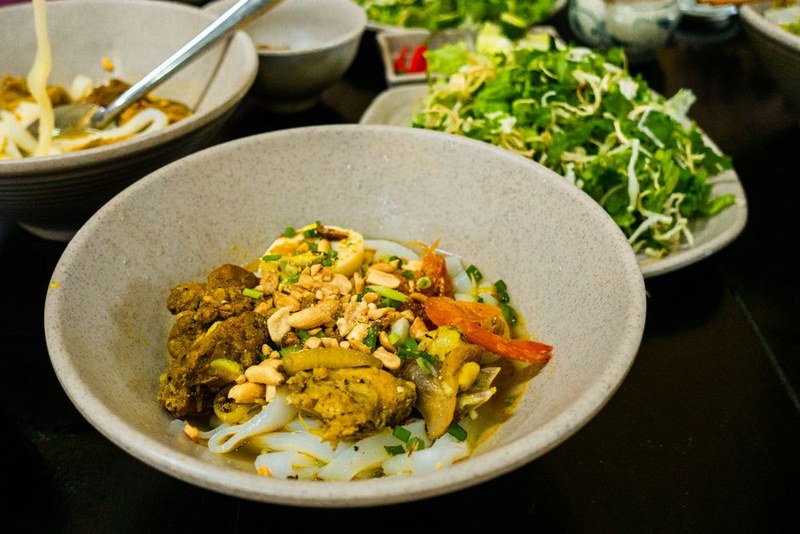 Tô mì Quảng với tôm thịt, rau sống và bánh tráng