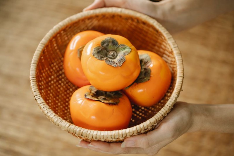 Rổ hồng tươi và dao gọt vỏ