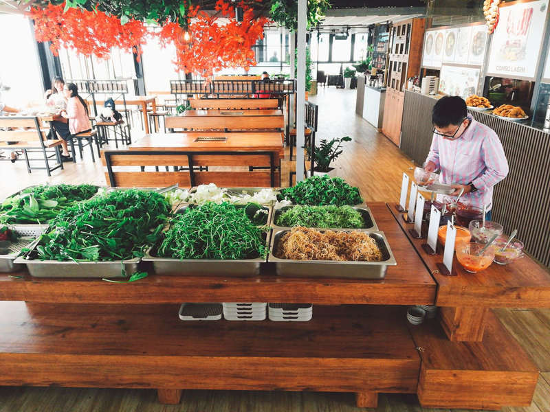 Quầy rau buffet bằng gỗ trong gian ăn rộng của nhà hàng Lagim Đà Lạt
