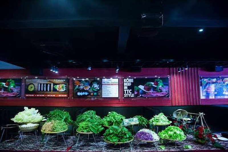 Quầy rau buffet bày trong nia ở nhà hàng TTC tại Đà Lạt