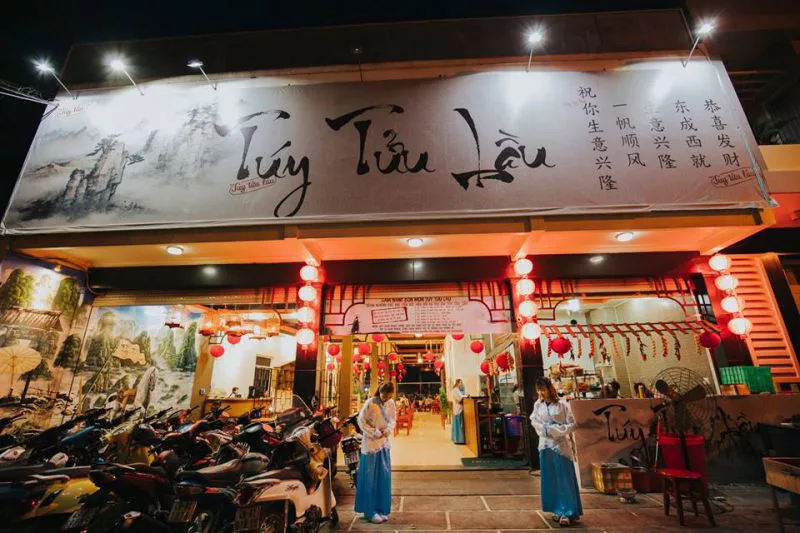 Mặt tiền quán lẩu Túy Tửu Lầu trang trí kiểu cổ trang ở Đà Lạt