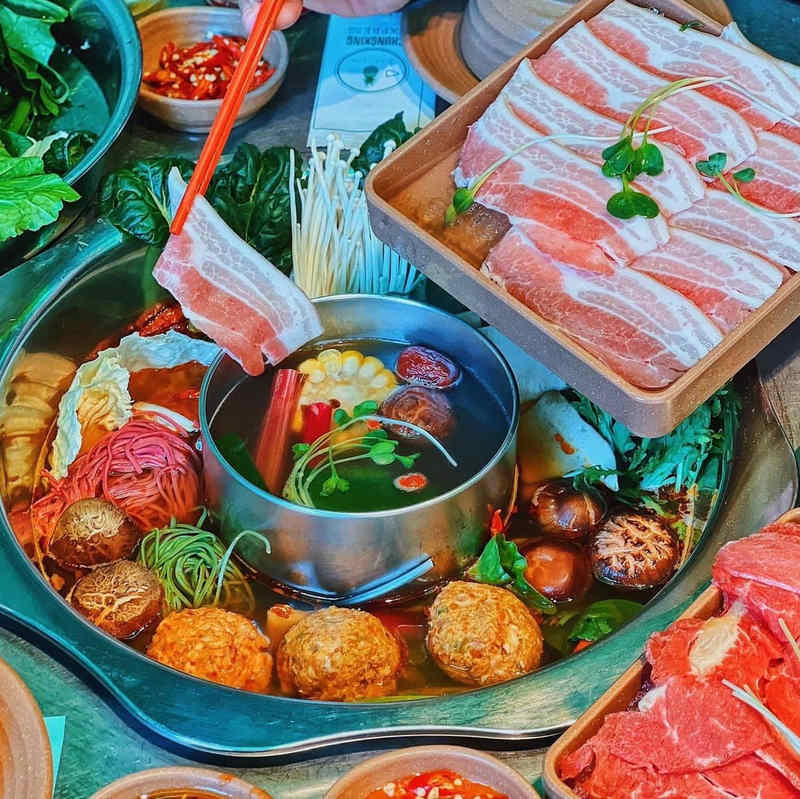 Nồi lẩu kiểu Nhật với thịt ba chỉ, viên thả lẩu và rau ở Beto Nabe Đà Lạt