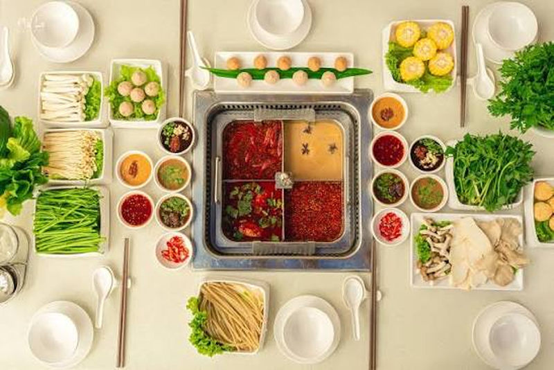 Nồi lẩu bốn ngăn bốn vị cùng rau và topping ở Lẩu Mà La Đà Lạt