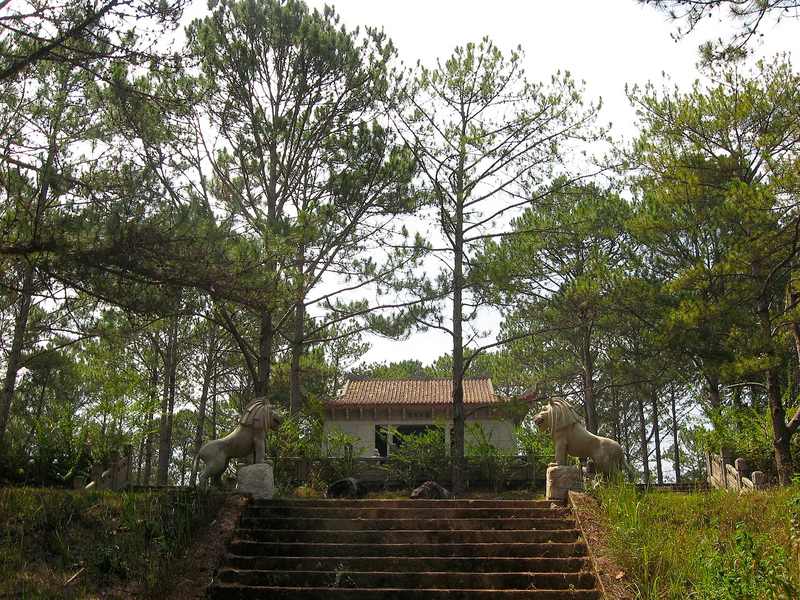 Bậc thang và tượng đá trước lăng Nguyễn Hữu Hào