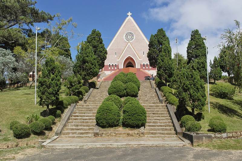 Bậc thang dài dẫn lên nhà thờ Domaine de Marie trên đồi