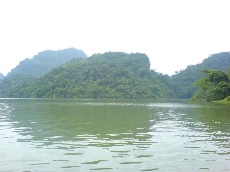 Mặt hồ Ba Bể và núi rừng