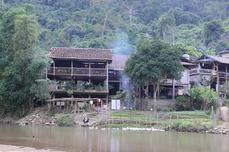 Nhà sàn người Tày bên sông Lèng ở Pác Ngòi