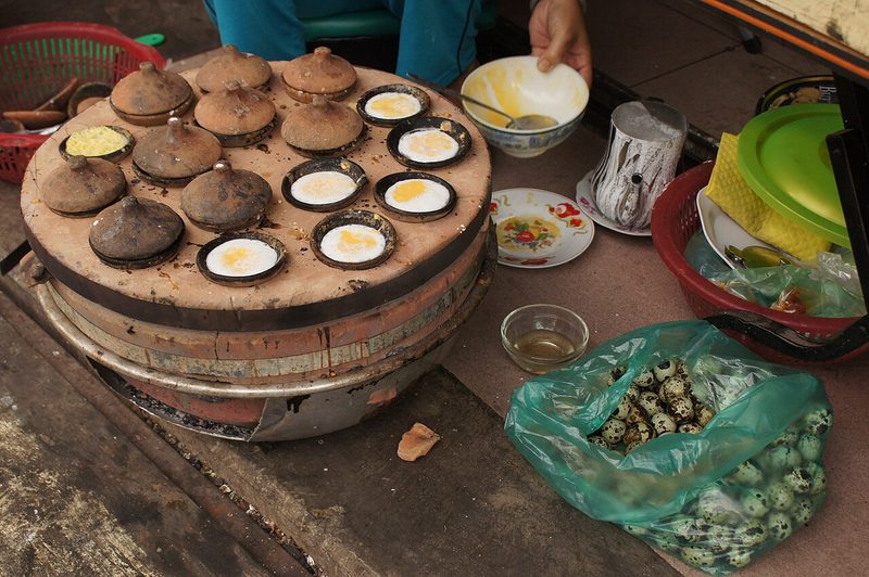 Khuôn đất nướng bánh căn trứng cút ở một khu chợ Đà Lạt