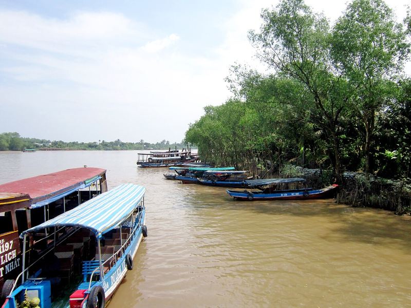 Tàu du lịch cập bến cồn Quy trên sông Tiền