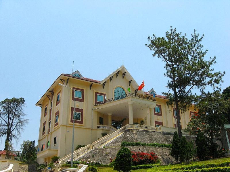 Tòa nhà chính trong khuôn viên biệt điện Trần Lệ Xuân Đà Lạt