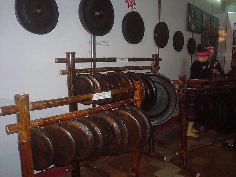 Các bộ cồng chiêng Tây Nguyên treo trên giá gỗ