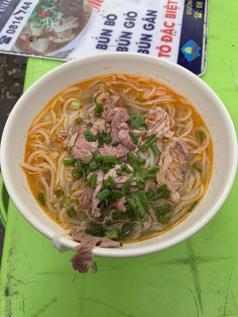 Tô bún bò Huế ở chợ Đông Ba nhiều thịt bò tái và hành lá
