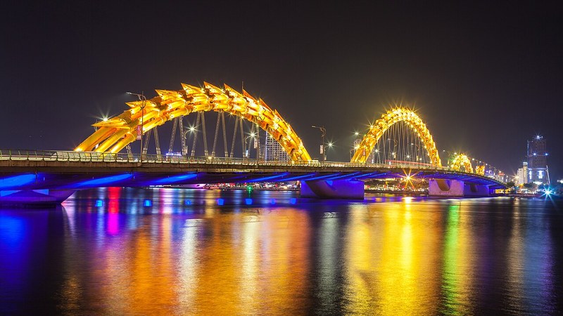 Cầu Rồng bắc qua sông Hàn ở Đà Nẵng lúc lên đèn