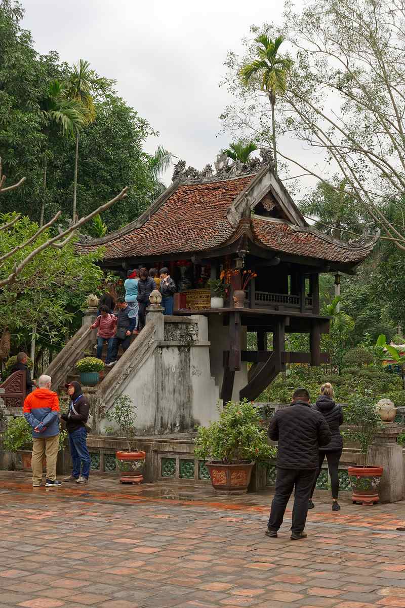 Cầu thang dẫn lên Liên Hoa Đài, có người đang đứng lễ ở trên
