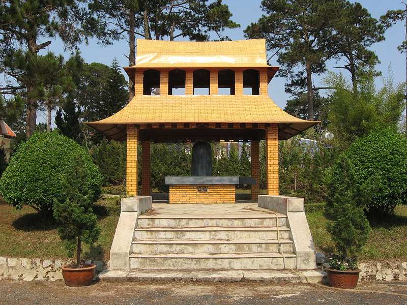 Chòi mái ngói vàng trong khuôn viên Bảo tàng Lâm Đồng