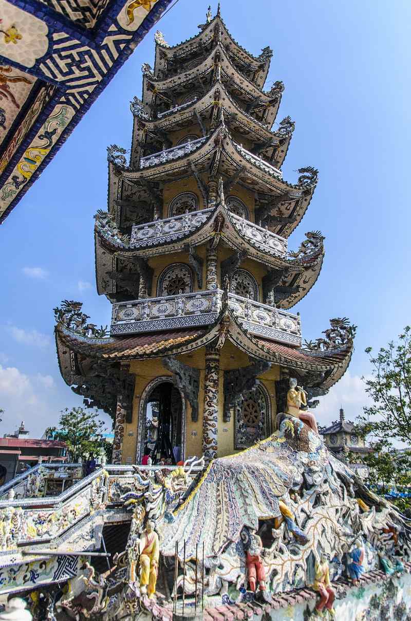 Tháp chuông khảm sành sứ của chùa Linh Phước