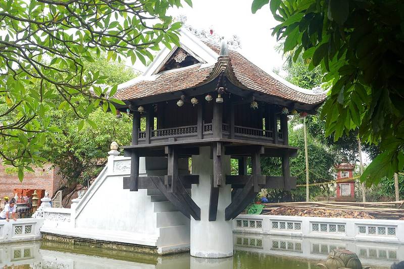 Chùa Một Cột nhìn từ sân, cầu thang trắng dẫn lên chính điện