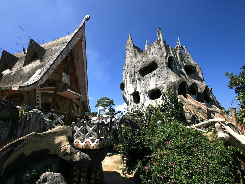 Crazy House Đà Lạt với mái nhọn và tòa hình gốc cây