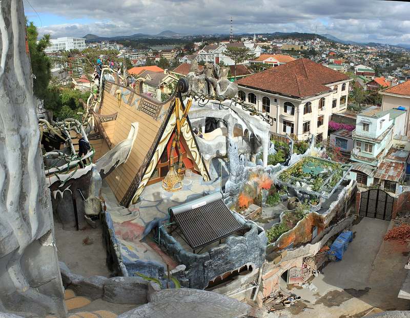Crazy House nhìn từ trên cao với mái nhà và phố Đà Lạt phía sau