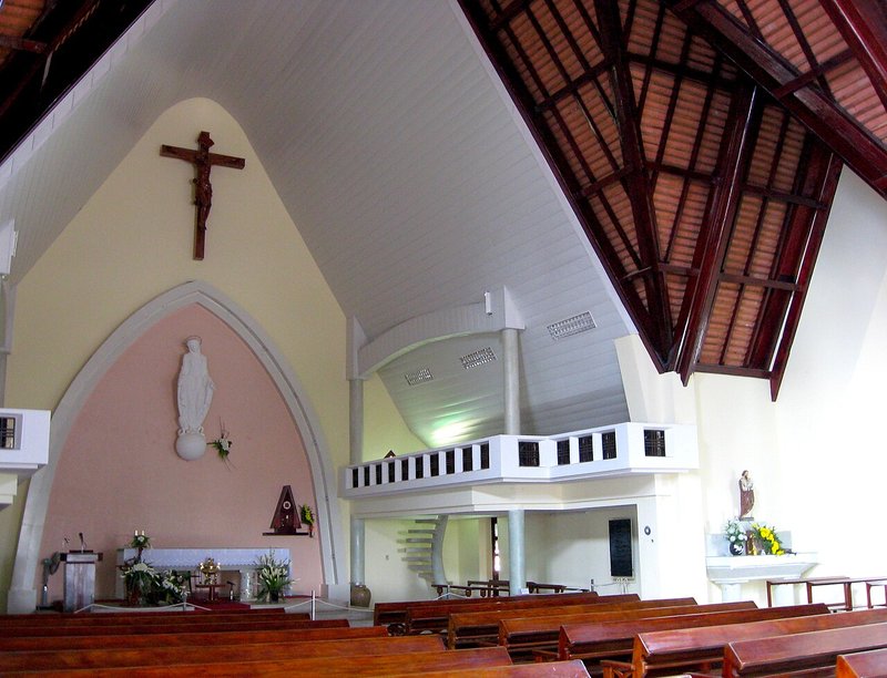 Phía cung thánh bên trong nhà thờ Domaine de Marie