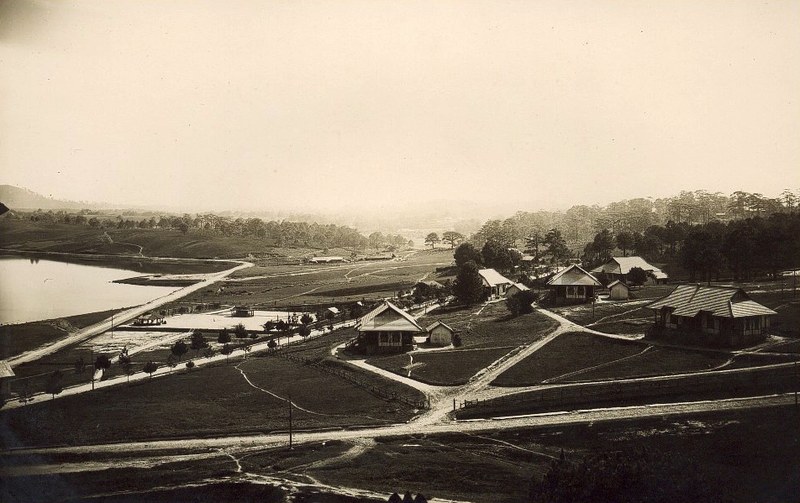 Nhà cửa ở Đà Lạt thập niên 1920 gần khách sạn Langbian