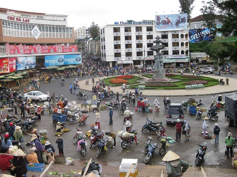 Bùng binh trước chợ Đà Lạt đông người buổi sáng