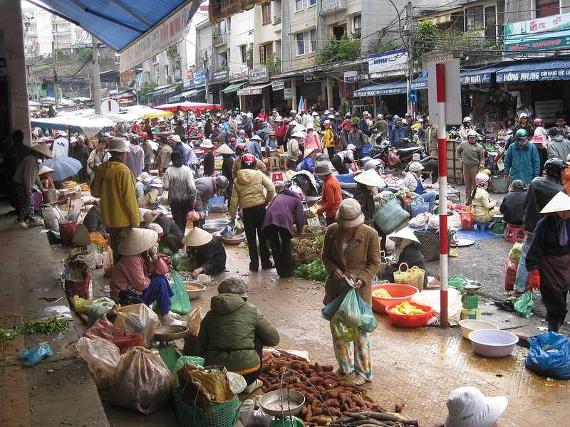 Người dân họp chợ buổi sáng quanh chợ Đà Lạt