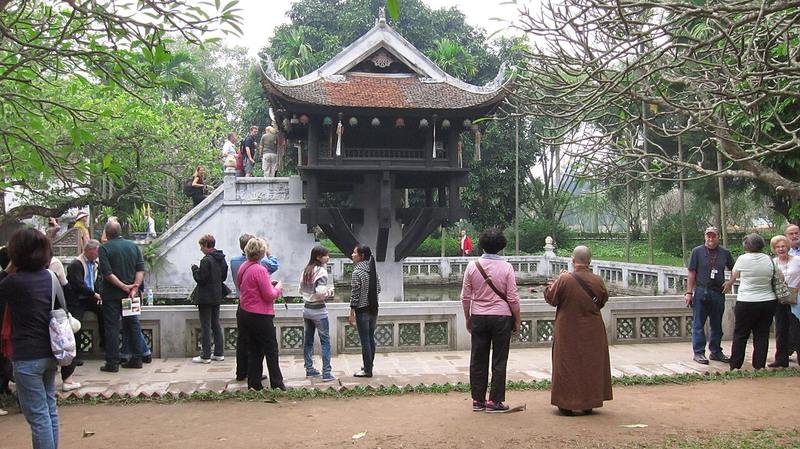 Nhiều du khách đứng quanh hồ ngắm và chụp ảnh chùa Một Cột