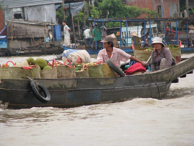 Ghe chở trái cây ở chợ nổi Cái Bè