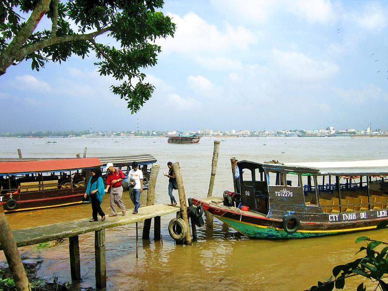Tàu du lịch cặp bến cồn Thới Sơn