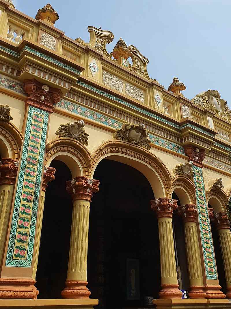 Hàng cột và vòm cửa chùa Vĩnh Tràng