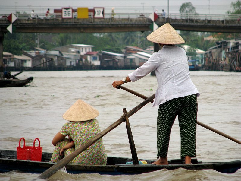 Xuồng chèo đưa khách qua sông ở Cái Bè
