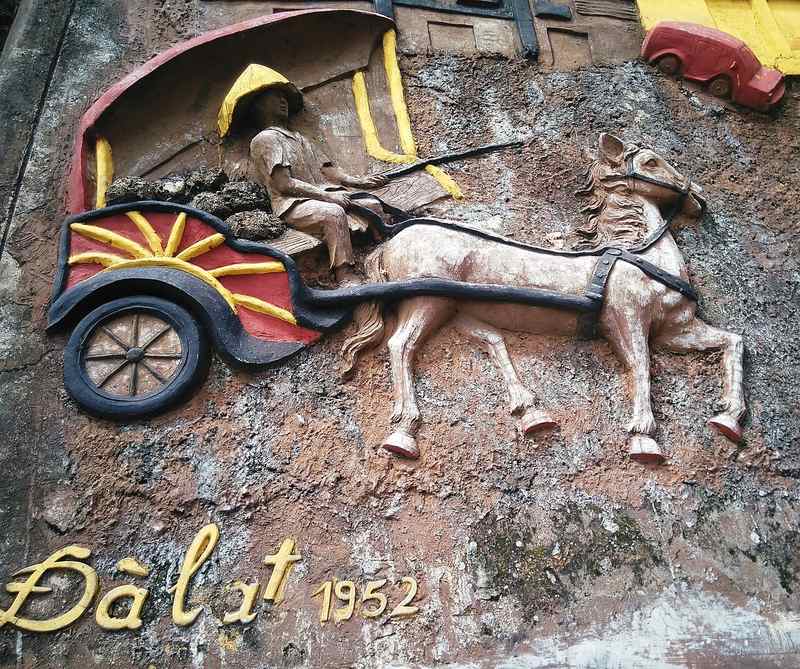 Phù điêu xe ngựa Đà Lạt 1952 trong Đường hầm Đất Sét