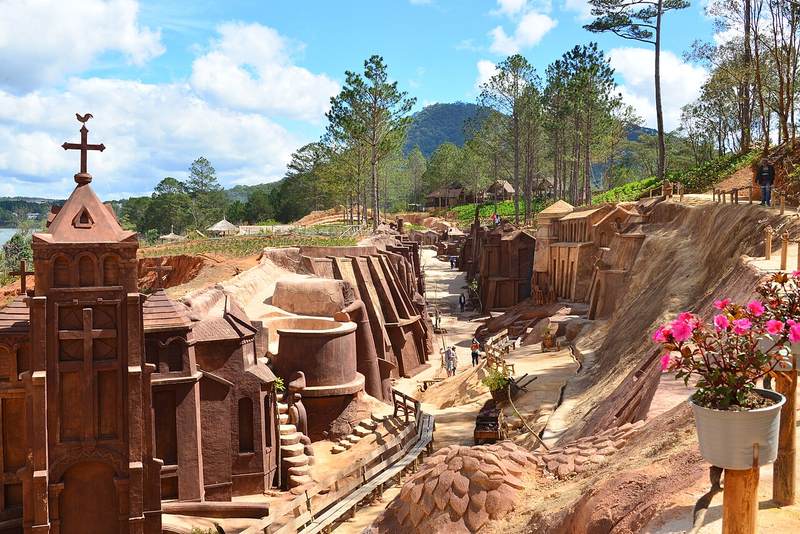 Mô hình nhà thờ và dãy nhà phố Đà Lạt bằng đất đỏ