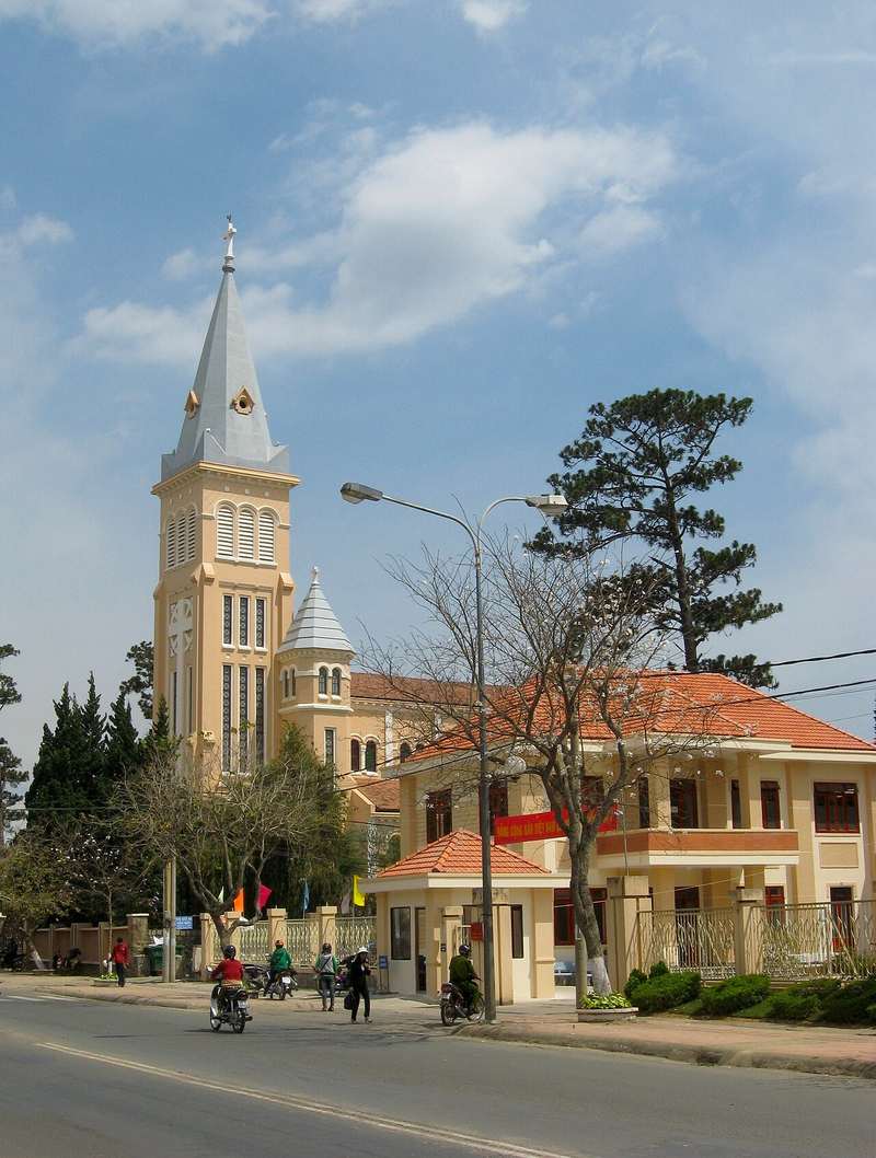 Đường Trần Phú và tháp nhà thờ Con Gà