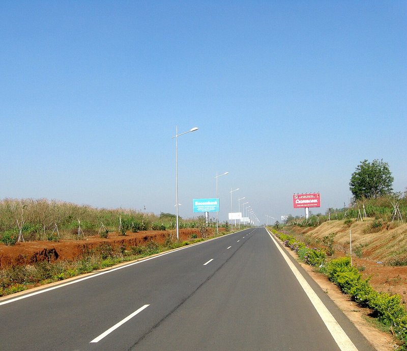 Đường dẫn vào sân bay Liên Khương