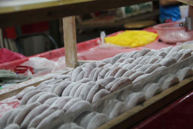 Hồng khô ép dẹt phủ phấn trắng dày bày trên sạp