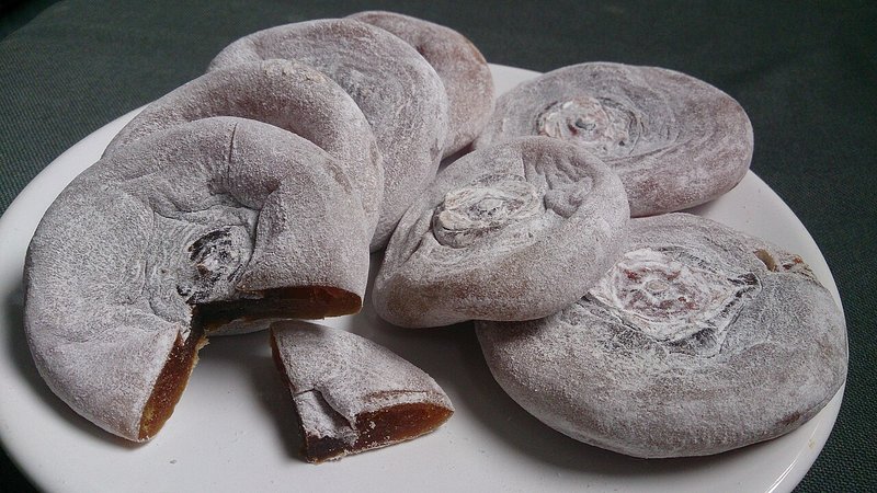Hồng khô ép dẹt cắt ra thấy ruột nâu dẻo