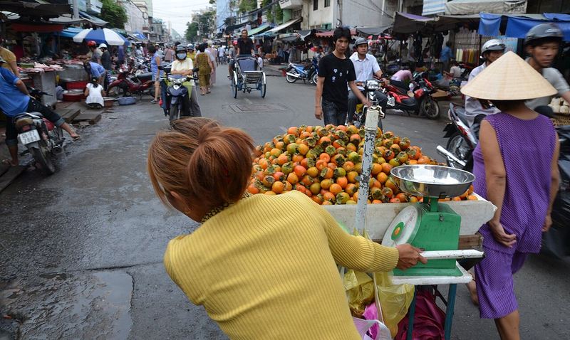 Xe đẩy bán hồng tươi ở một khu chợ Sài Gòn