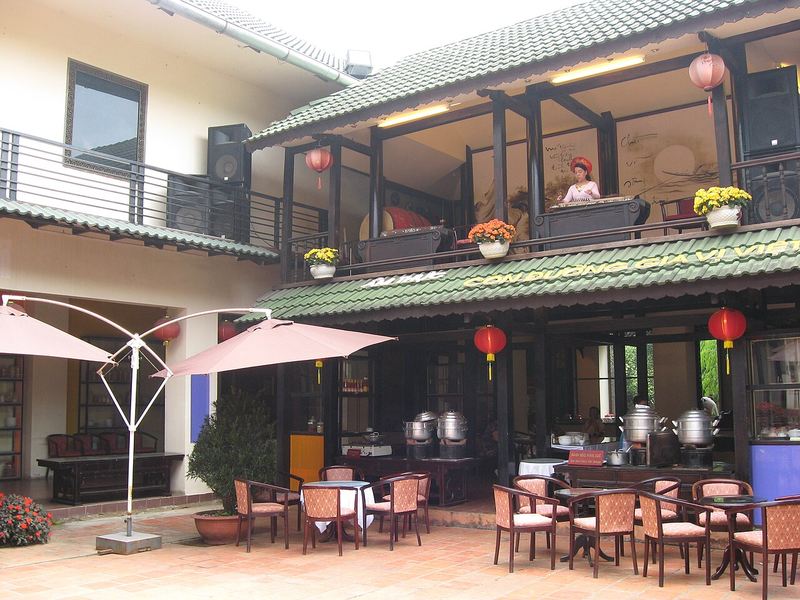 Khu ẩm thực có đèn lồng đỏ trong XQ Sử Quán