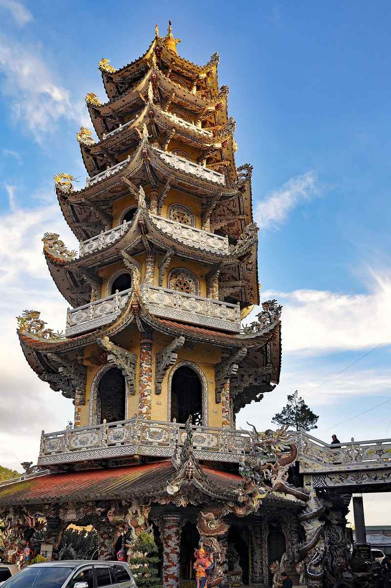 Tháp chuông nhiều tầng của chùa Linh Phước Trại Mát