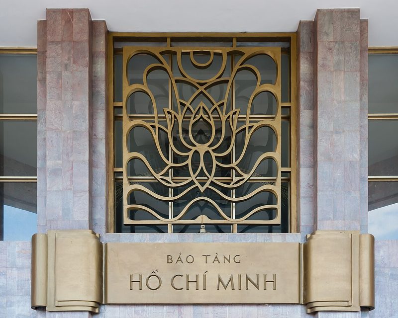 Lối vào Bảo tàng Hồ Chí Minh với hoa văn hoa sen bằng kim loại vàng