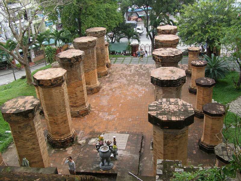 Hàng cột gạch khu tiền đình Mandapa ở tháp Bà Ponagar