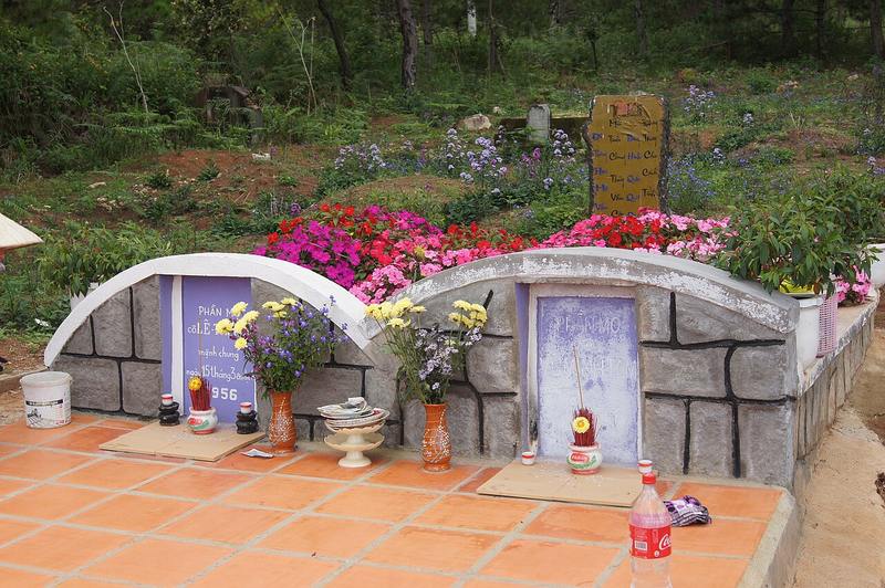 Hai ngôi mộ trên đồi thông hai mộ ở Đà Lạt
