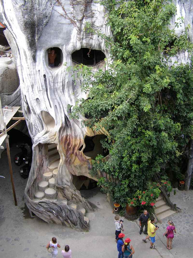 Khối nhà hình gốc cây xù xì trong Crazy House
