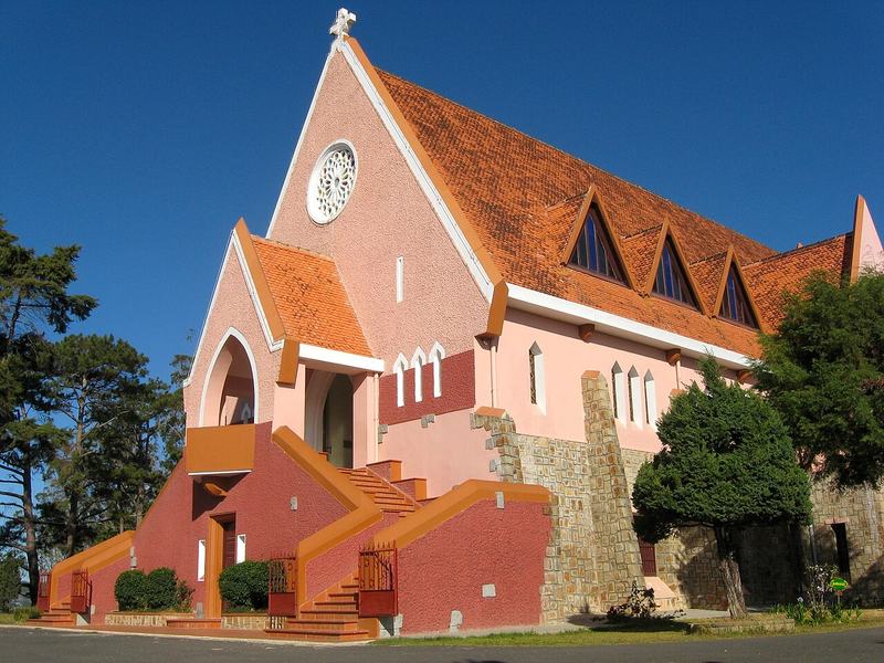 Nhà thờ Domaine de Marie Đà Lạt tường hồng mái ngói đỏ
