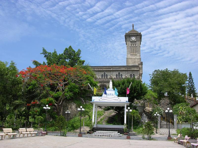 Tháp chuông nhà thờ Núi Nha Trang sau hàng cây