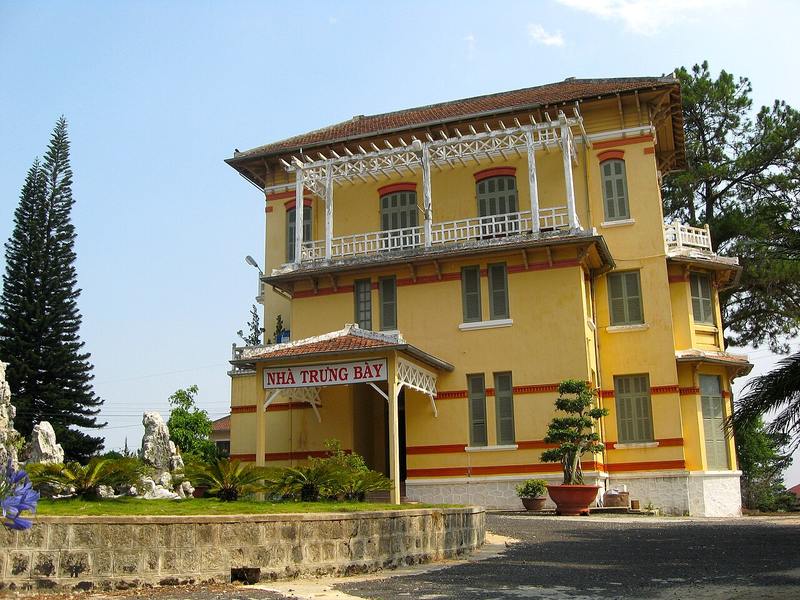 Mặt tiền dinh Nguyễn Hữu Hào có biển nhà trưng bày