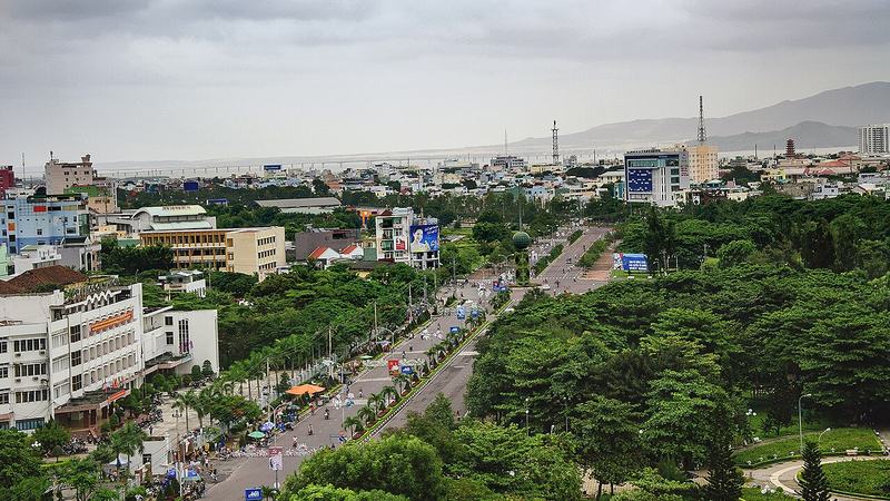 Phố Quy Nhơn nhìn từ trên cao với hàng cây và nhà cửa